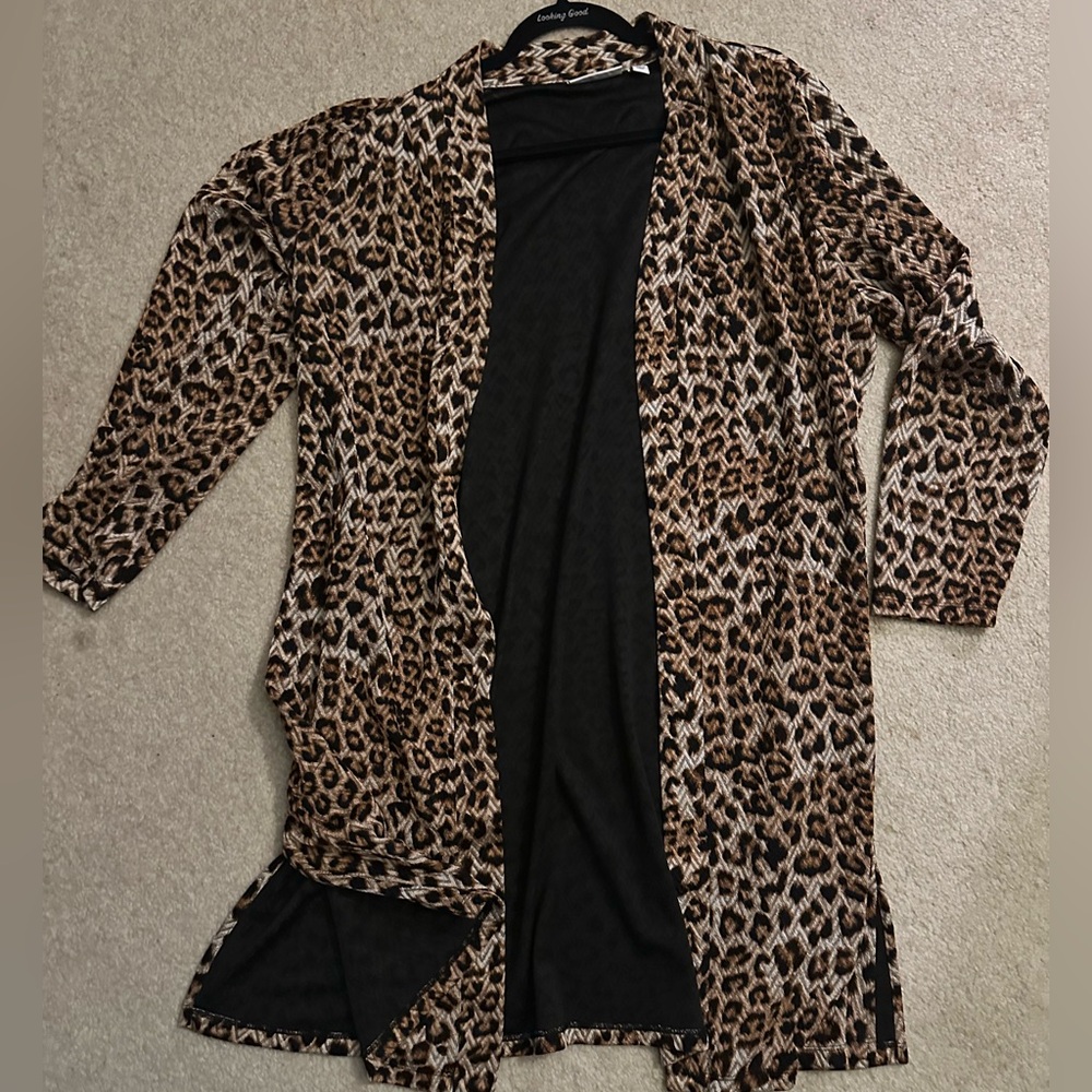Perfect mid length duster with side slits for the office!